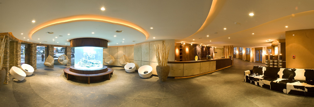 Ein riesiges Aquarium verzaubert die Lobby der Alpenrose. © Leading Family Hotel & Resort Alpenrose