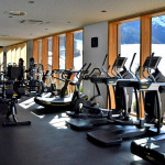 Im Fitnessraum trainiert man mit Blick auf die Berge. © Nina-Carissima Schönrock