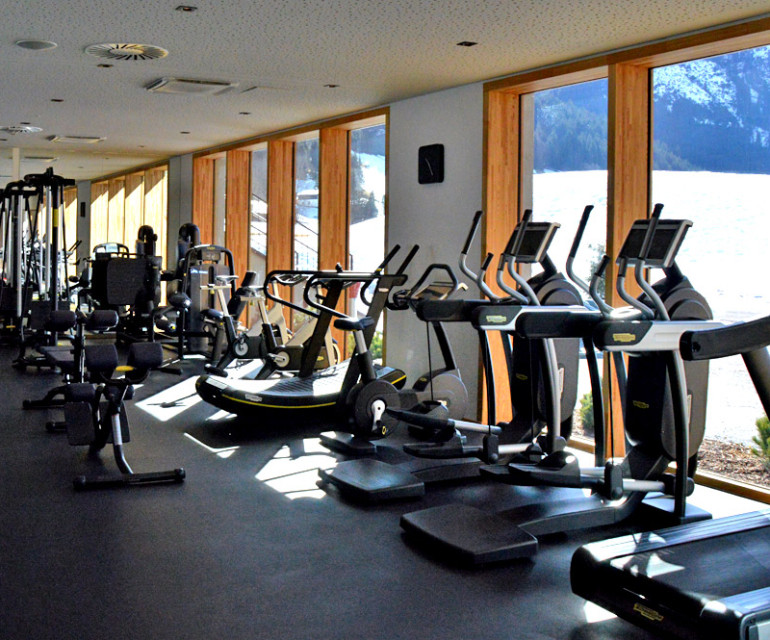 Im Fitnessraum trainiert man mit Blick auf die Berge. © Nina-Carissima Schönrock