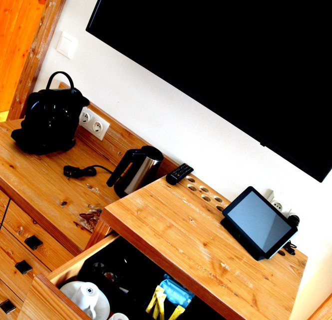 Fernseher, Wasserkocher, Kaffeemaschine, Tablet: alles da. © Nina-Carissima Schönrock