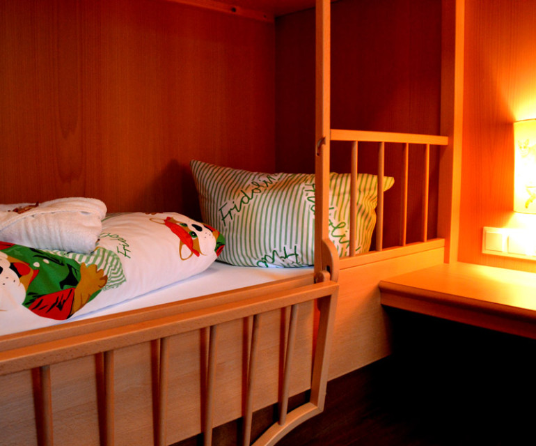 Im Stockbett können dank Gitter schon die Kleinsten schlafen. © Nina-Carissima Schönrock