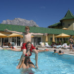 In zwei Außenpools wird geplantscht und getobt. © Leading Family Hotel & Resort Alpenrose