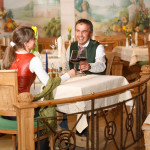 Im Restaurant wird Essen in Menüform serviert. © Leading Family Hotel & Resort Alpenrose
